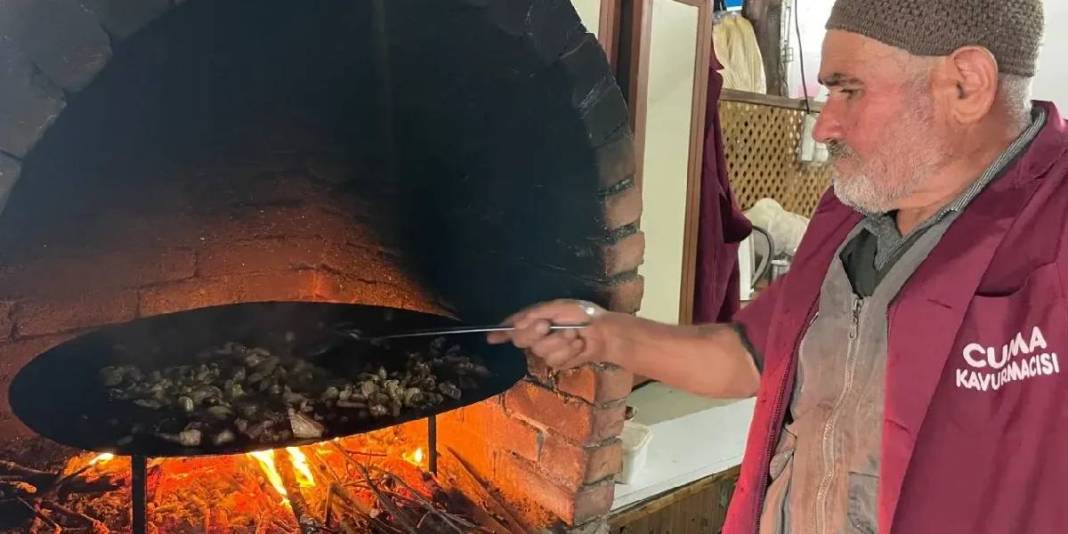 Sadece Cuma günleri pişiyor, 400 yıldır gelenek sürüyor! Bu tat başka yerde bulunmuyor: 1 kere bile yemek için akın ediliyor 1